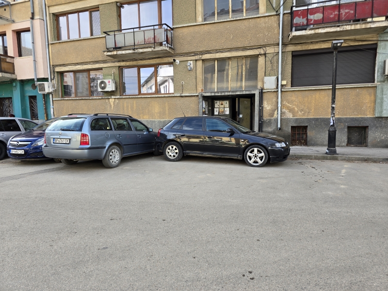 Пореден нагъл шофьор вбеси врачани с паркирането си научи агенция