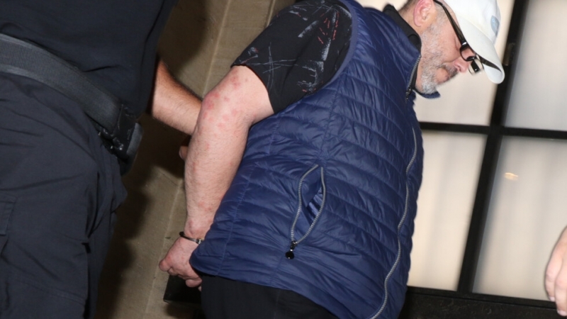 Георги Енев обвинен в измама с фиктивни кремации остава в