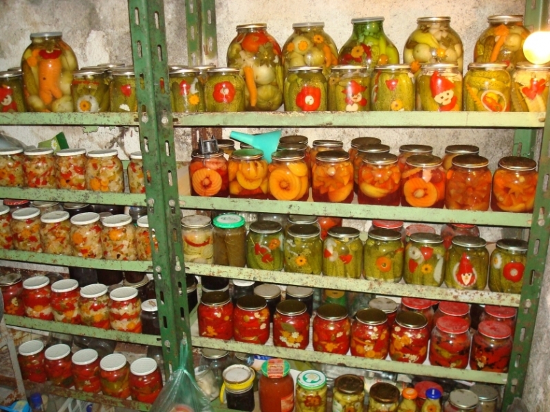 Неизвестни са проникнали с взлом и са отмъкнали десетки буркани