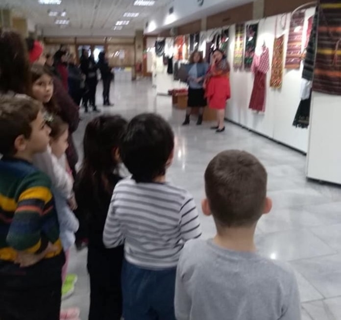 Автентични български престилки представящи палитра на етнографските области на България