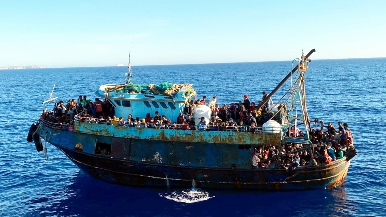 Най-малко осем мигранти загинаха, а 17 се водят за изчезнали