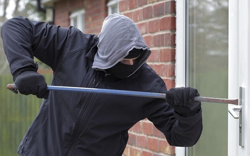 Трима тийнейджъри са откраднали метална порта от къщата на софиянец