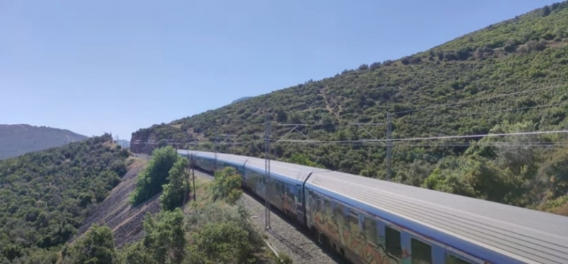 Влаковете потеглиха отново в Гърция след смъртоносната катастрофа
