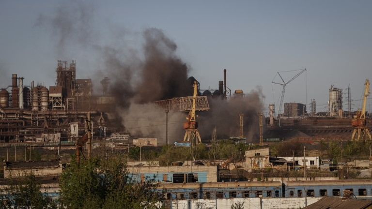 Най малко сто цивилни остават в стоманодобивния завод Азовстал който