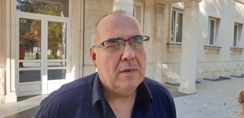 Сигнал за бус облепен с агитационни материали обикалящ по улиците