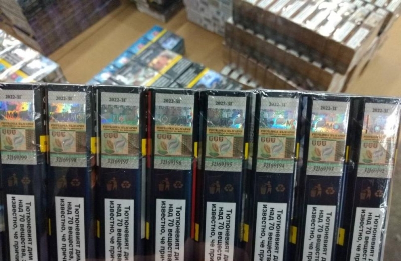 Откриха 50 000 къса цигари сред легалната стока в камион