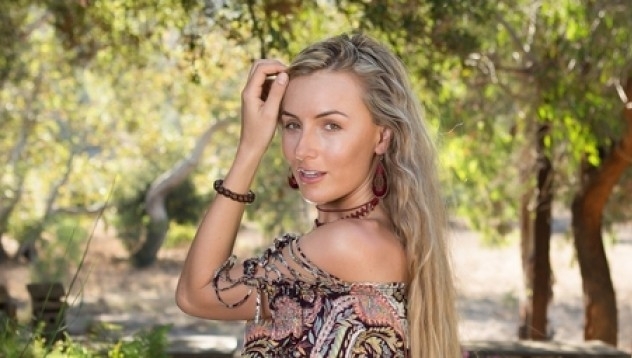 Започваме деня с Дженифър Лов и нейните акробатични умения на