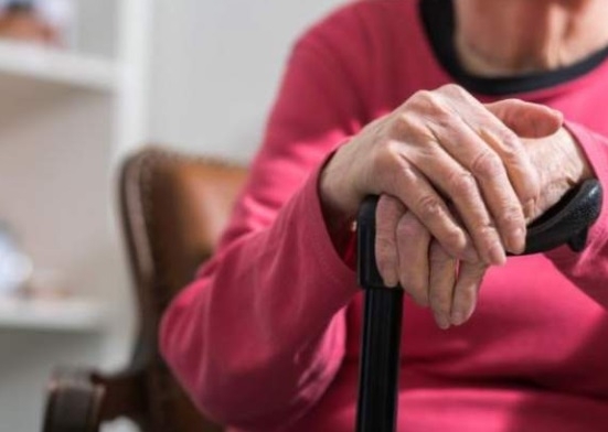 Възрастна жена преби с бастун бившия си сват в Пещера