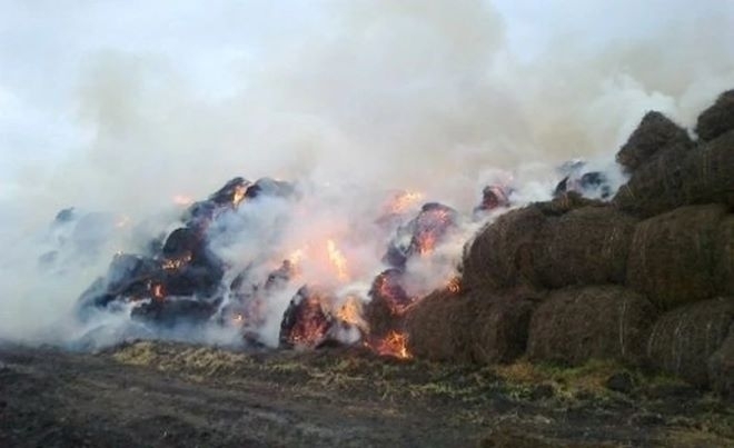 Полицията разследва пожар в стопански двор във Врачанско, унищожил 1800 бали