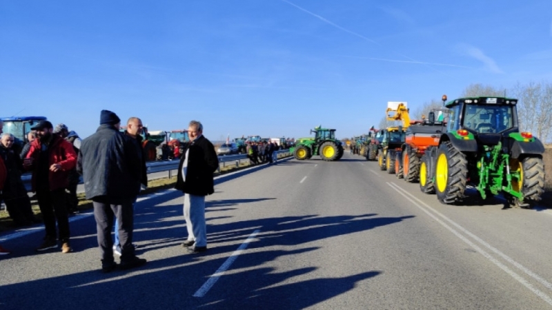 Земеделци излязоха на протест и блокираха Дунав мост 2 при