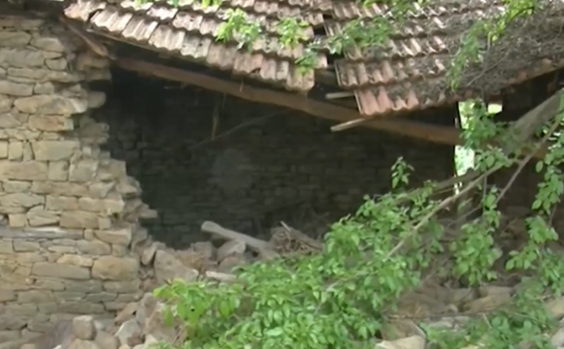 Опасна сграда в ловешки квартал падна преди дни и по