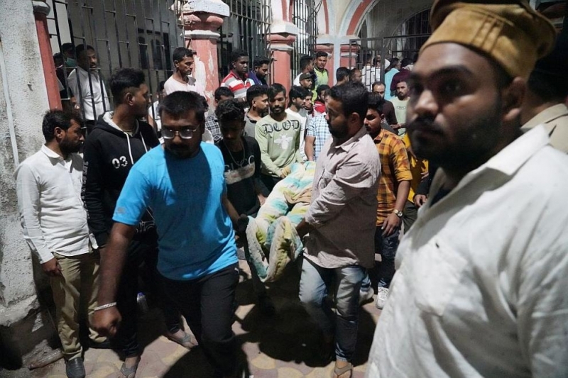 Най малко 132 са загиналите при рухването на висящия мост в