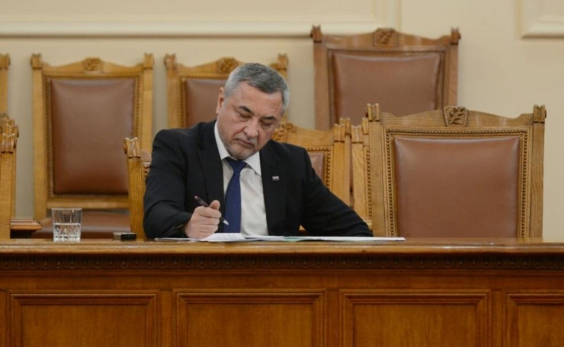 Вицепремиерът Валери Симеонов обяви война на големите производители на спиртни напитки и обеща законодателни