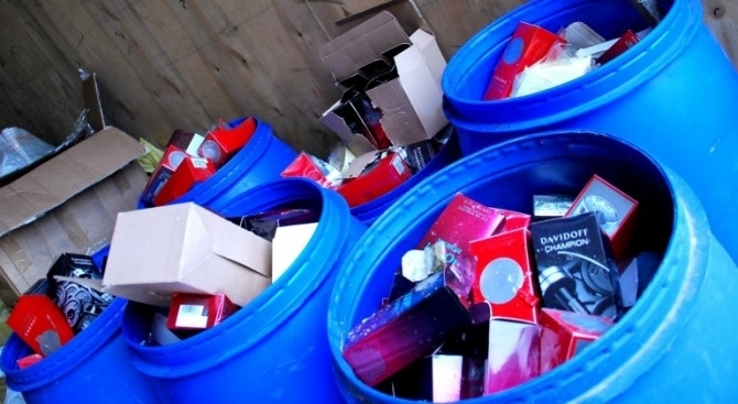 Близо 14 000 контрабандни текстилни изделия обувки парфюми и празни