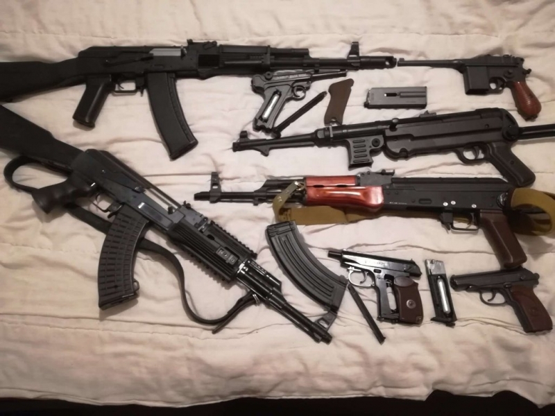 Полицаи са иззели незаконни оръжия и патрони при спецакция във