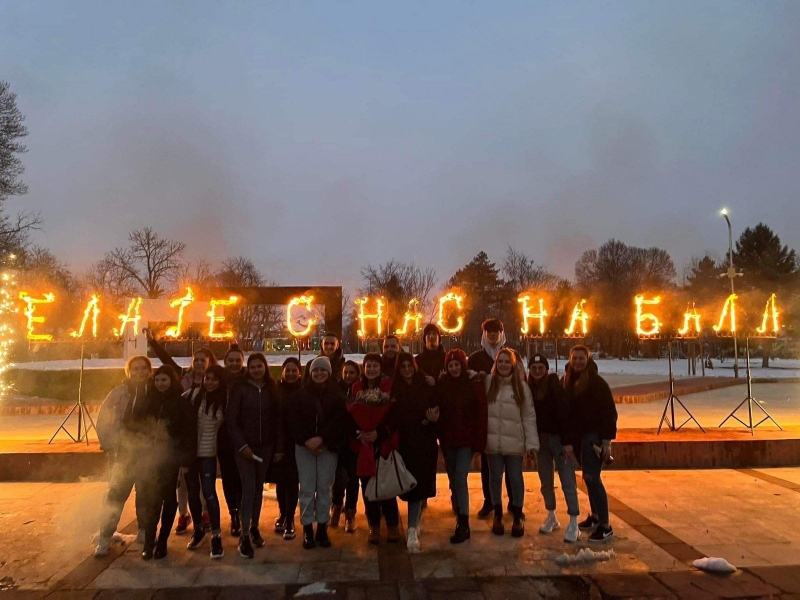 Гореща изненада! Ученици от Врачанско поканиха класната си на бал по уникален начин /снимки/
