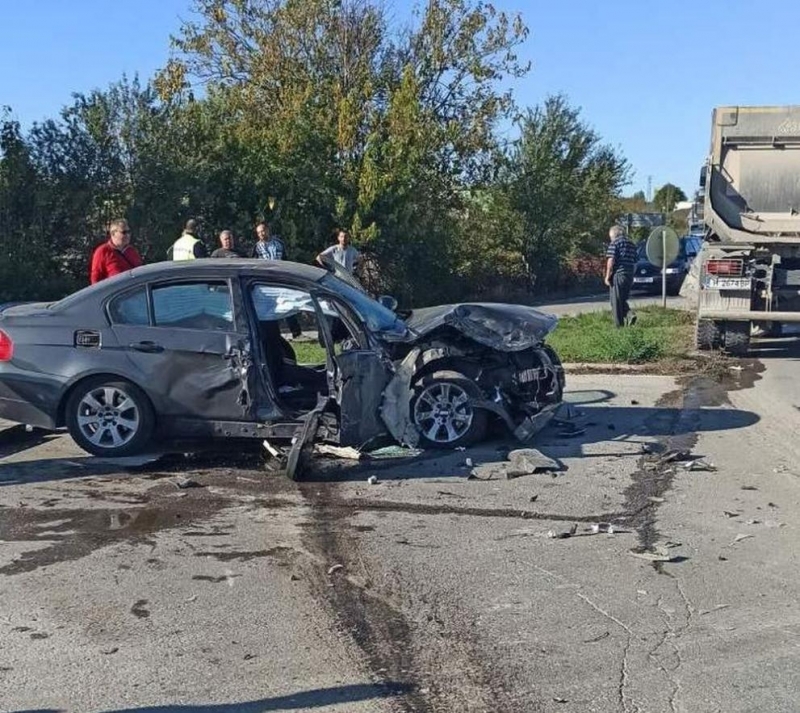 Водач на лек автомобил БМВ се заби в движещ се