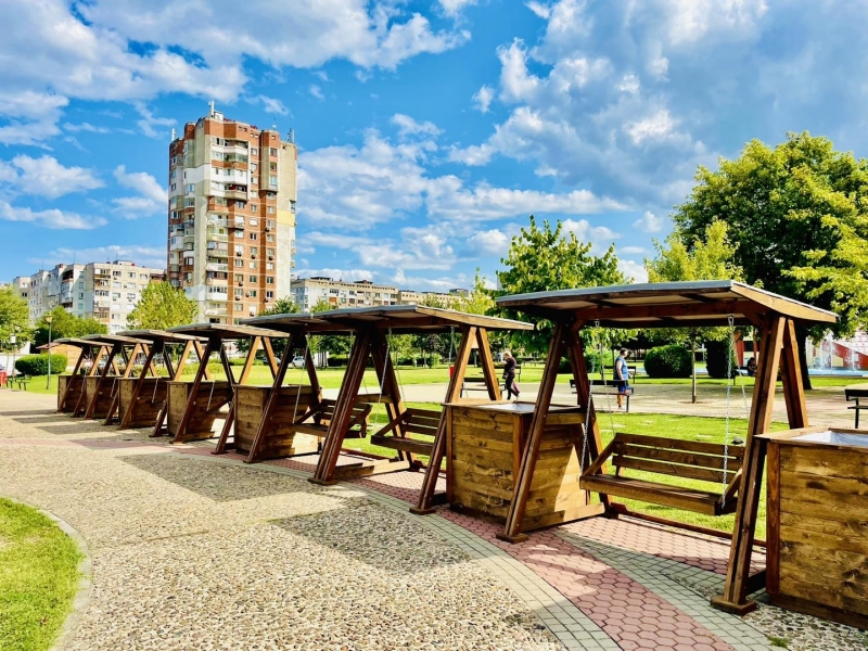 Дървени люлки са поставени в парк Дубай в ж к Дъбника