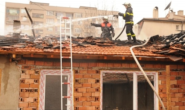 13 годишно момче причинило пожар в къща в хасковското село Узунджово