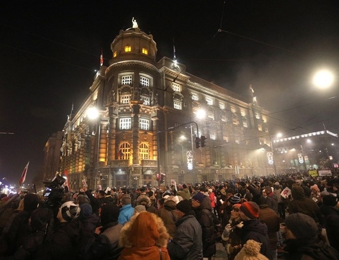 Няколко хиляди сръбски граждани се събраха на площада пред Философския
