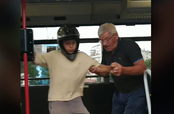 Шофьор изрита дете с колело от автобус на градския транспорт