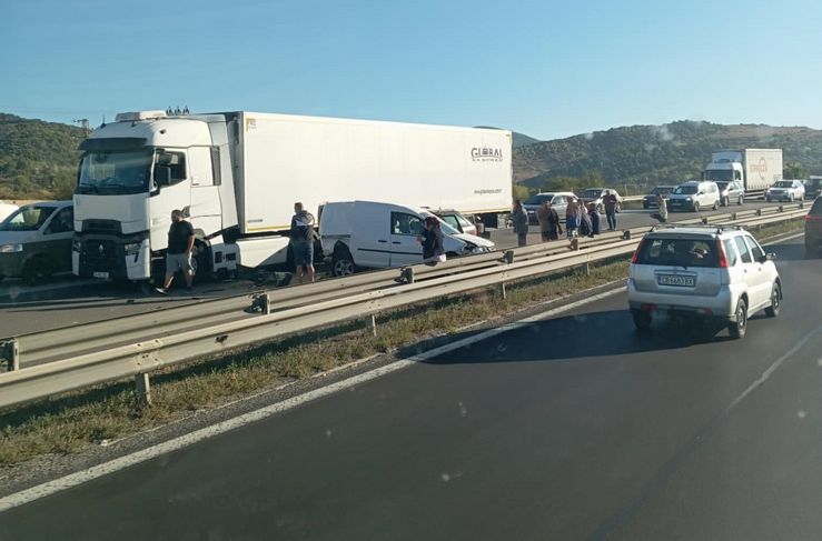 Голяма катастрофа затруднява движението по автомагистрала Хемус научи агенция BulNews Пътният