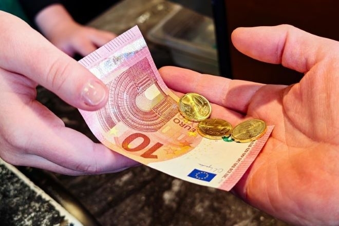 Търговците на дребно изпитват недостиг на еврови монети и банкноти