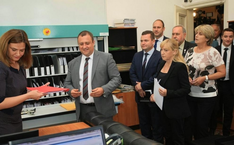 БСП внесе в деловодството на парламента искане за вот на недоверие към