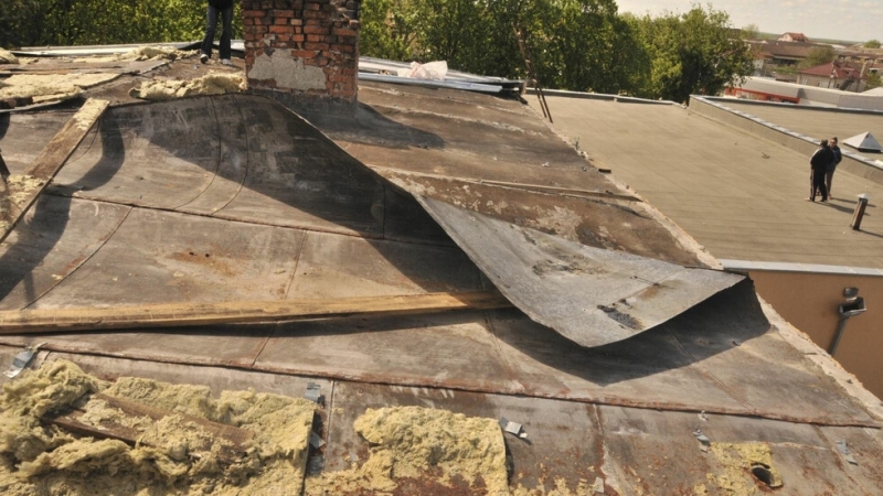 Силна буря нанесе сериозни щети върху десетки обществени стопански и