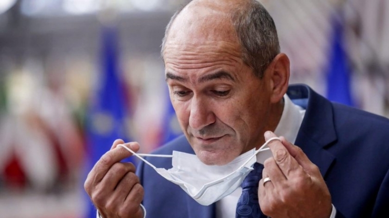 Всички служители в държавната администрация в Словения които нямат имунитет