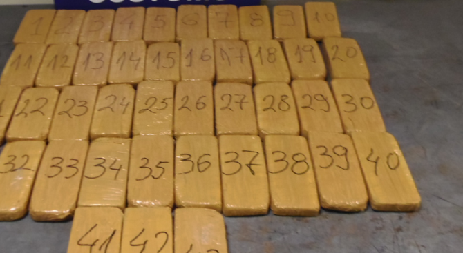 Полицията е спряла микробус с хероин за 2 5 милиона лева