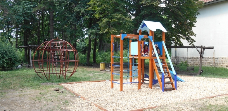 Патрулиращи полицаи са спрели и задържали мъж който държал в