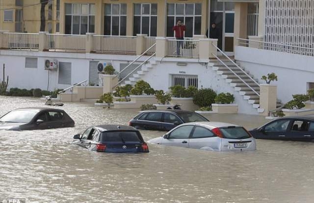 Проливни дъждове заляха Испания Тежка е обстановката в района на