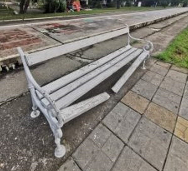 Счупиха пейка във Видин, вандалските прояви в града не спират