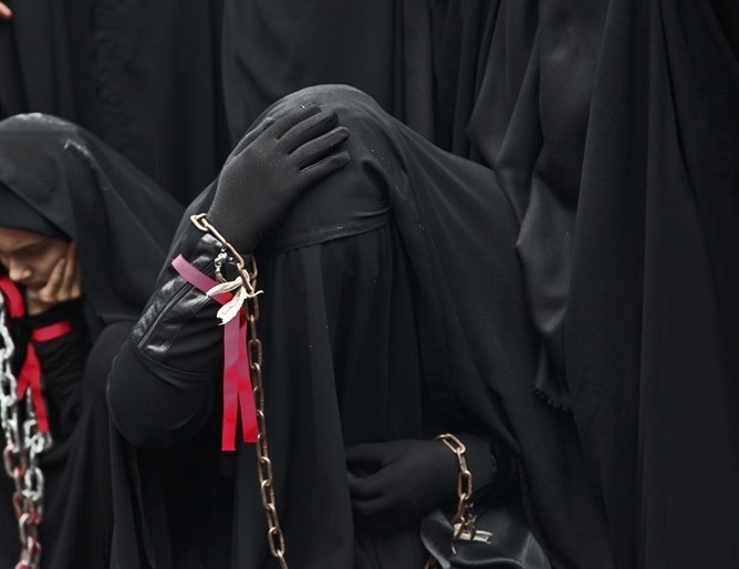 Apple и Google са обвинени в подпомагането налагане на половото