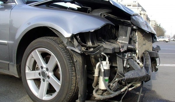 Пиян младеж без книжка се е блъснал с автомобил в