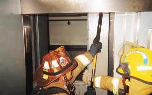 Спасители са вадили заседнал в асансьор човек в Монтана научи