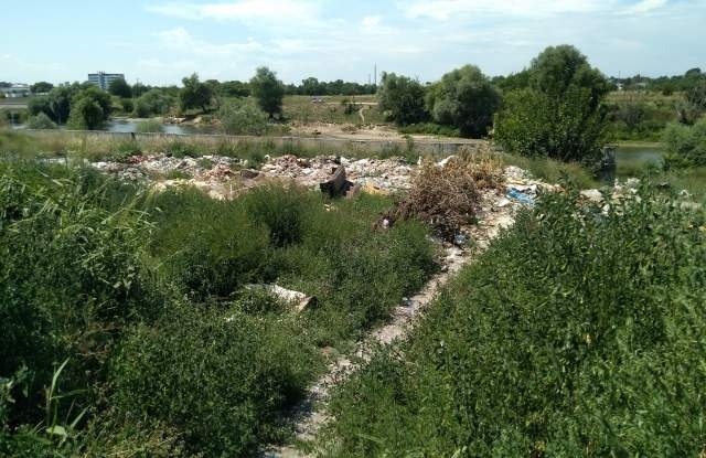 Двама млади мъже с каруца са изхвърлили четирите контейнера преди