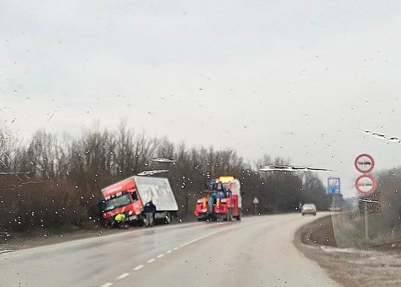 Аварирал камион затруднява движението на пътя Монтана Враца научи агенция