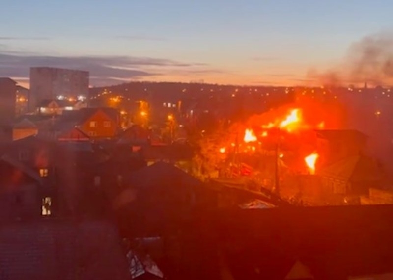 Военен самолет падна в жилищен микрорайон в Иркутск, съобщи РИА
