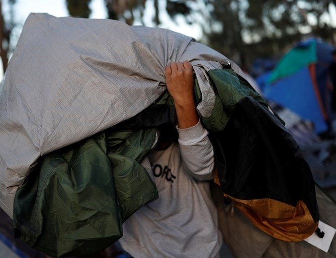 Девет мигранти двама от които са били в състояние на