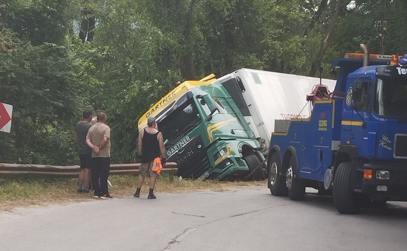 Спасителни дейности затвориха пътя между село Стояново и Вършец научи