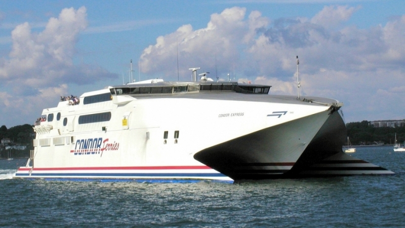 Пътнически ферибот с 258 души на борда потъна днес край