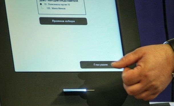 Възрастен мъж опита да блокира машина за гласуване с картата