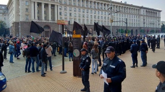 Родителите на деца с увреждания се събраха на протест под