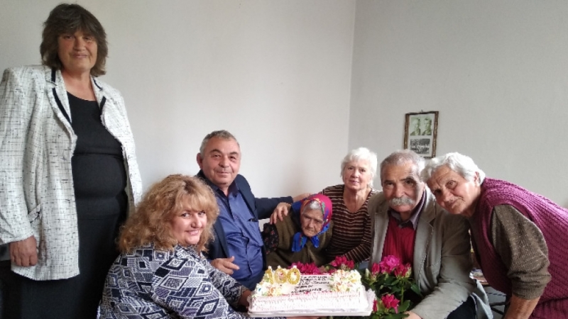 Най-възрастната жителка на община Бойчиновци отбеляза своята 100-годишнина. Близки и