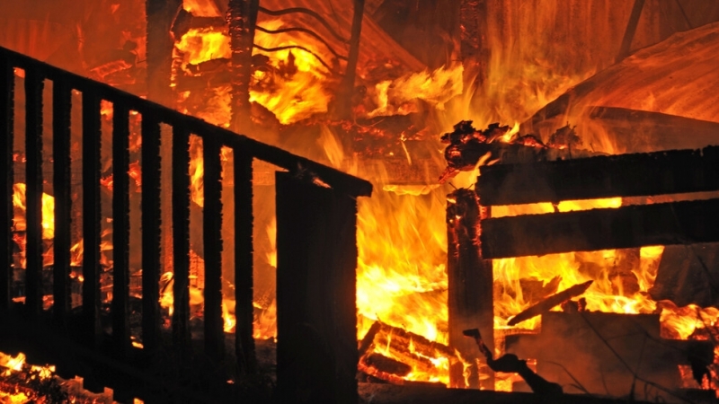 Четирима души са пострадали при пожар в кравеферма в село