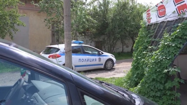 Двегодишно дете подкара колата на баща си и се блъсна