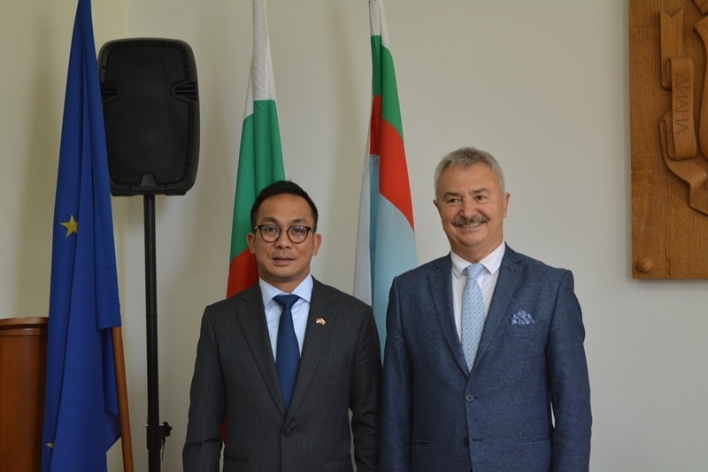 Колело по специален модел получи посланикът на Индонезия в България