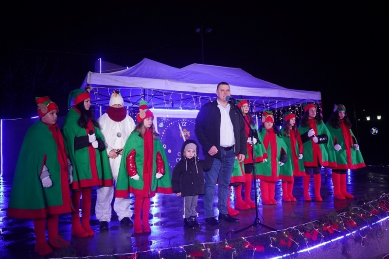 Грейна красива 8 метрова коледна елха в центъра на Оряхово По време